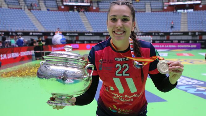 Laura Sánchez, con los trofeos.