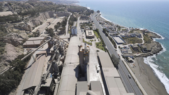 Vista aérea de la fábrica de cemento de La Araña en Málaga
