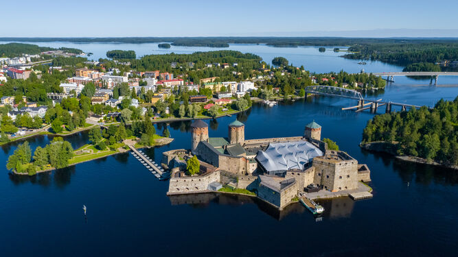 La ciudad de Savonlinna, en primer término su castillo medieval, sede de un festival de ópera