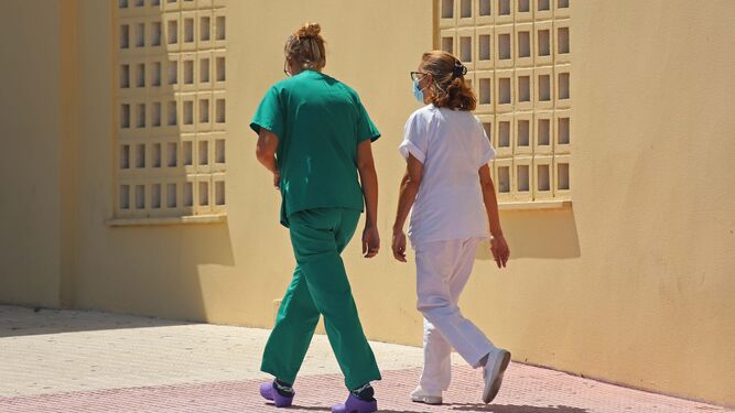 Dos sanitarias en un centro hospitalario de Algeciras.