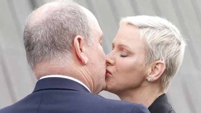 El beso en Oslo de Alberto y Charlene de Mónaco