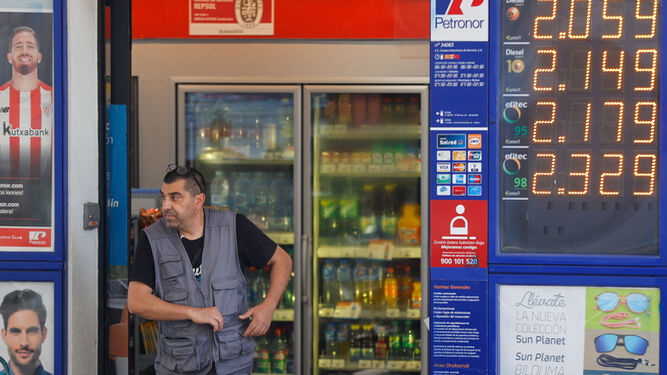 Precios de la gasolina en una estación de servicio de Bilbao