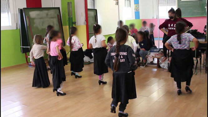 Clases de baile en el colegio María de la O, en los Asperones de Málaga.