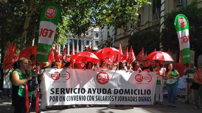 Trabajadoras de ayuda durante la manifestación de este sábado en Sevilla.