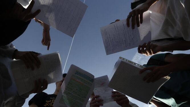 Imagen de archivo de un grupo de estudiantes dando un ultimo repaso a sus apuntes antes de entrar a hacer el examen