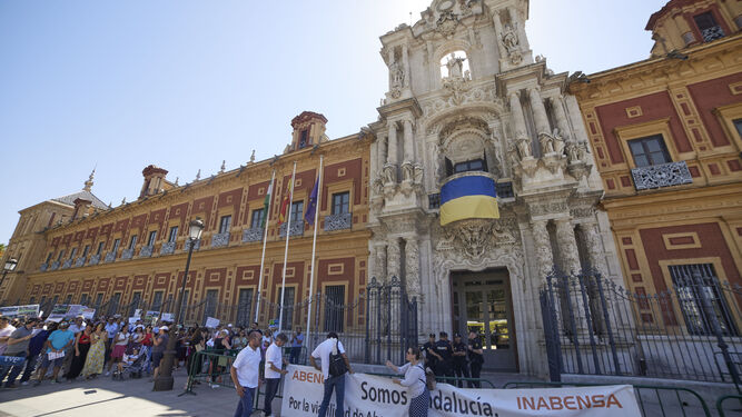 Trabajadores de Abengoa protestan este miércoles  ante el Palacio de San Telmo, sede de la presidencia de la Junta de Andalucía.