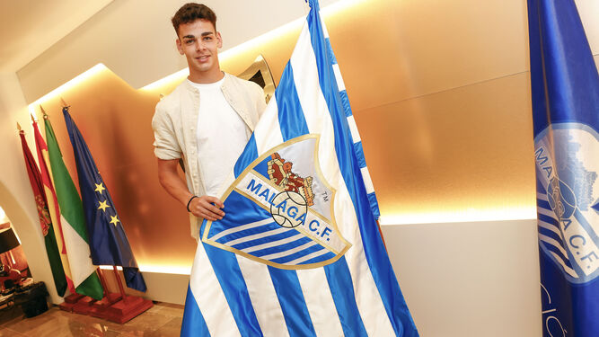 Andrés Caro posa con la bandera del Málaga CF.