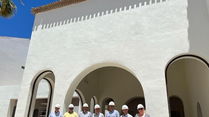 La visita institucional a las obras del antiguo hotel Byblos, en Mijas.