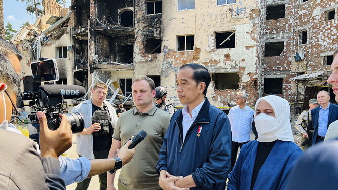 El presidente indonesio, Joko Widodo, se dirige a los periodistas ante la presencia de su mujer, Iriana, durante su visita a un área residencial destruida en Irpin, cerca de Kiev.