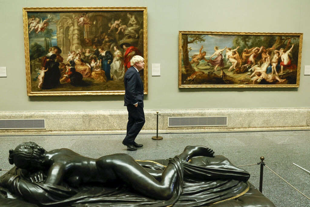 Boris Johnson en uno de los pasillos del Museo del Prado