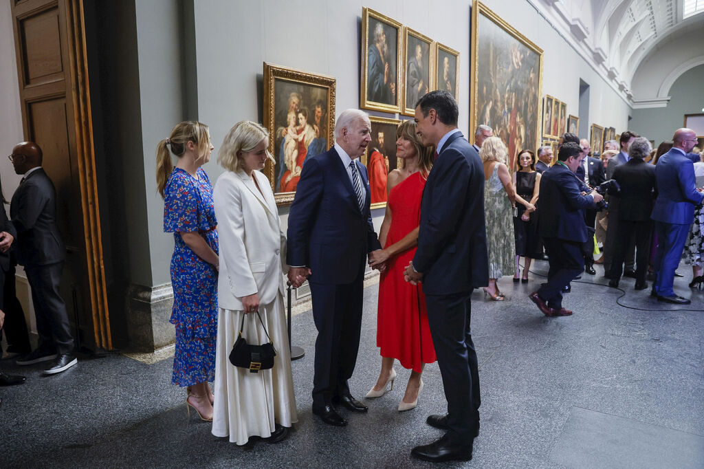 Joe Biden charla con el presidente S&aacute;nchez y su esposa en el Museo del Prado