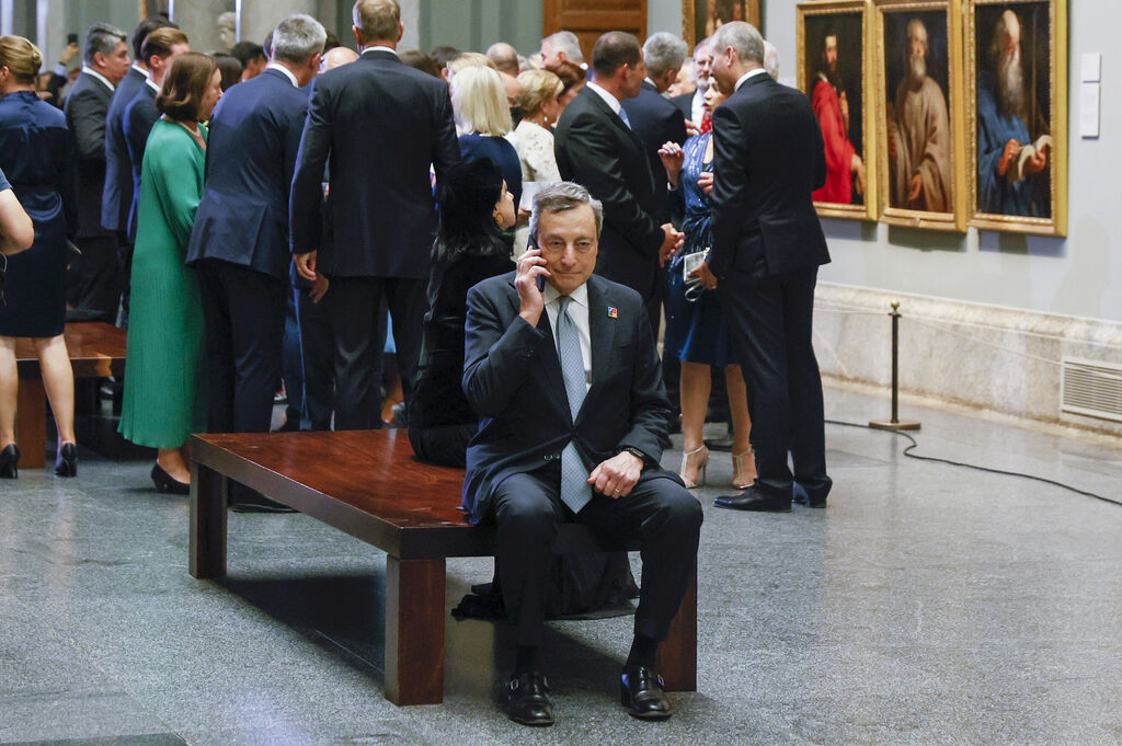 El primer ministro italiano, Mario Draghi, atiende una llamada en el Museo del Prado