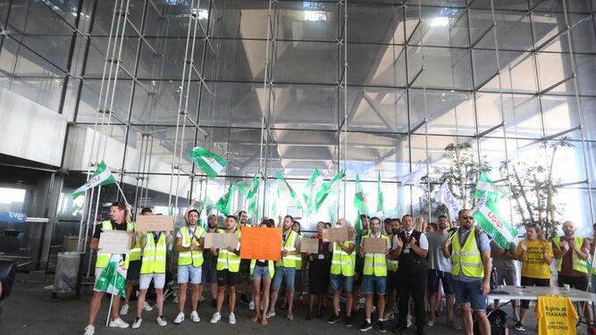 Los tripulantes de cabina se manifiestan a las puertas del aeropuerto de Málaga.