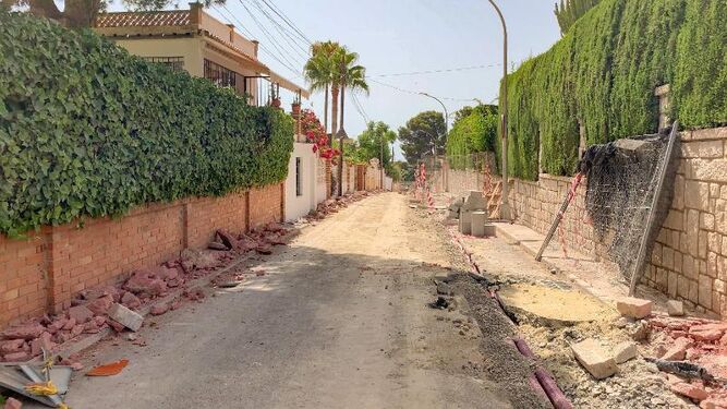 Los trabajos  de mejora de la calle Fuensalud, en Benalmádena.