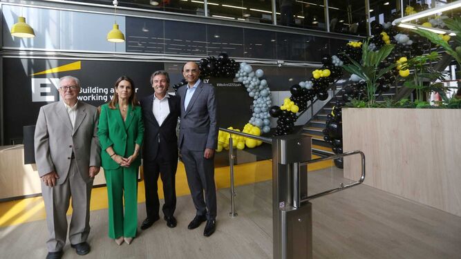 Felipe Romera, Susana Carillo, Federico Linares y Srini Rao, este martes en la inauguración del centro de EY en Málaga.