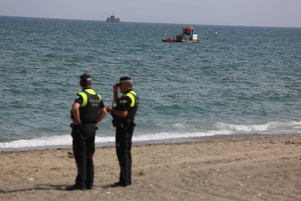 Las fotos de la Polic&iacute;a desalojando a los ba&ntilde;istas de la playa de Sacaba
