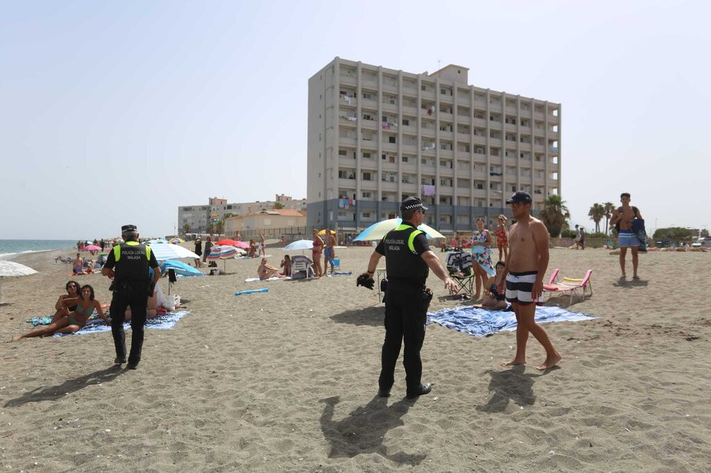 Las fotos de la Polic&iacute;a desalojando a los ba&ntilde;istas de la playa de Sacaba