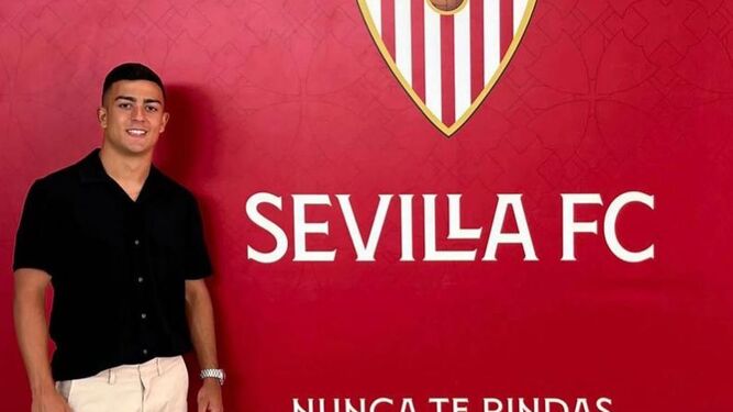 Carlos González posa en las instalaciones del Sevilla.