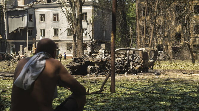 Un hombre observa un coche destrozado tras un bombardeo en Kramatorsk, en la región de Donetsk.