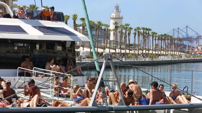 Turistas en un yate en el puerto de Málaga.