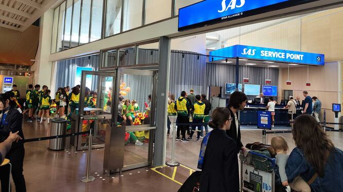 Alumnos de Puertosol, este domingo, con su equipación amarilla en el aeropuerto de Estocolmo.