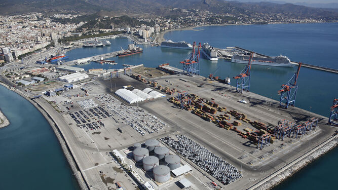 Vista de los suelos logísticos del puerto de Málaga.