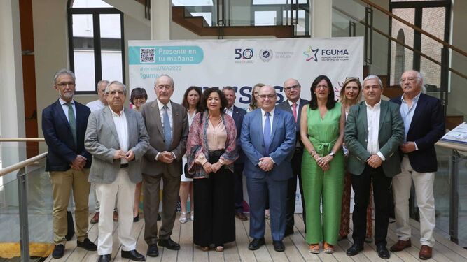 Foto de familia de los directores de los Cursos de Verano junto con el alcalde de Málaga y el rector de la UMA.