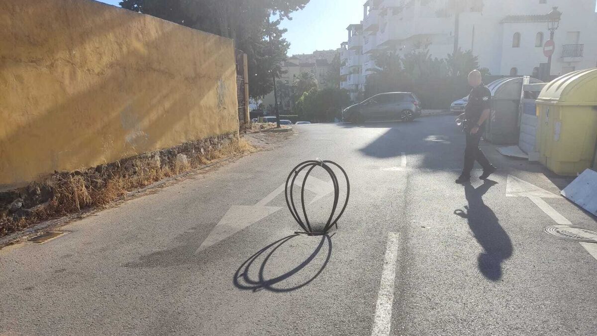An improvised road marking with tubes.