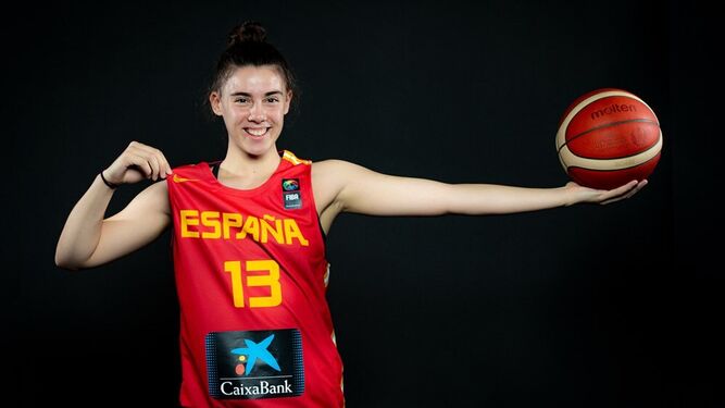 Carla Viegas posando con la equipación de la selección española.