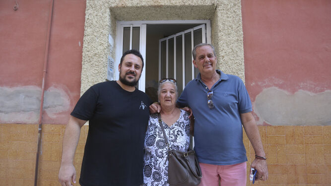 Francisco Castillo (vecino), Josefa y Francisco Álvarez, presidente de Abanicos Solidarios en la antigua casa de Josefa