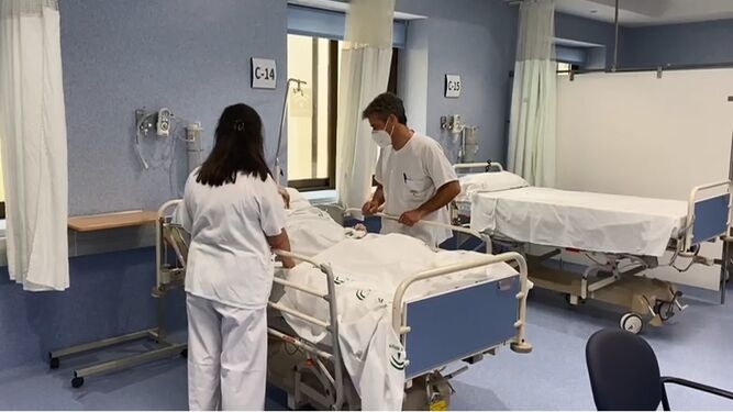 Dos sanitarios atienden a un paciente en el Hospital Regional.