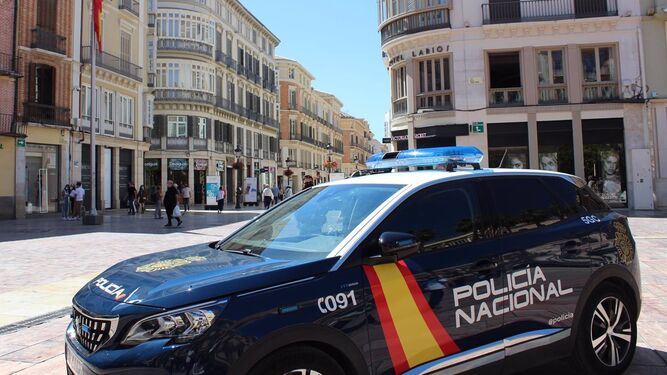 Un vehículo de la Policía Nacional en el centro de Málaga.
