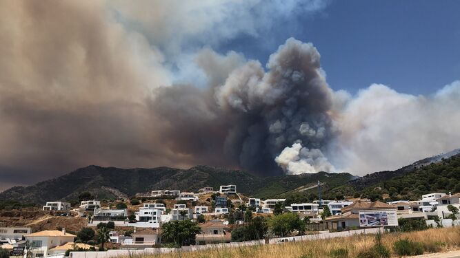 Vista del incendio desde la urbanización Buena Vista, en Mijas