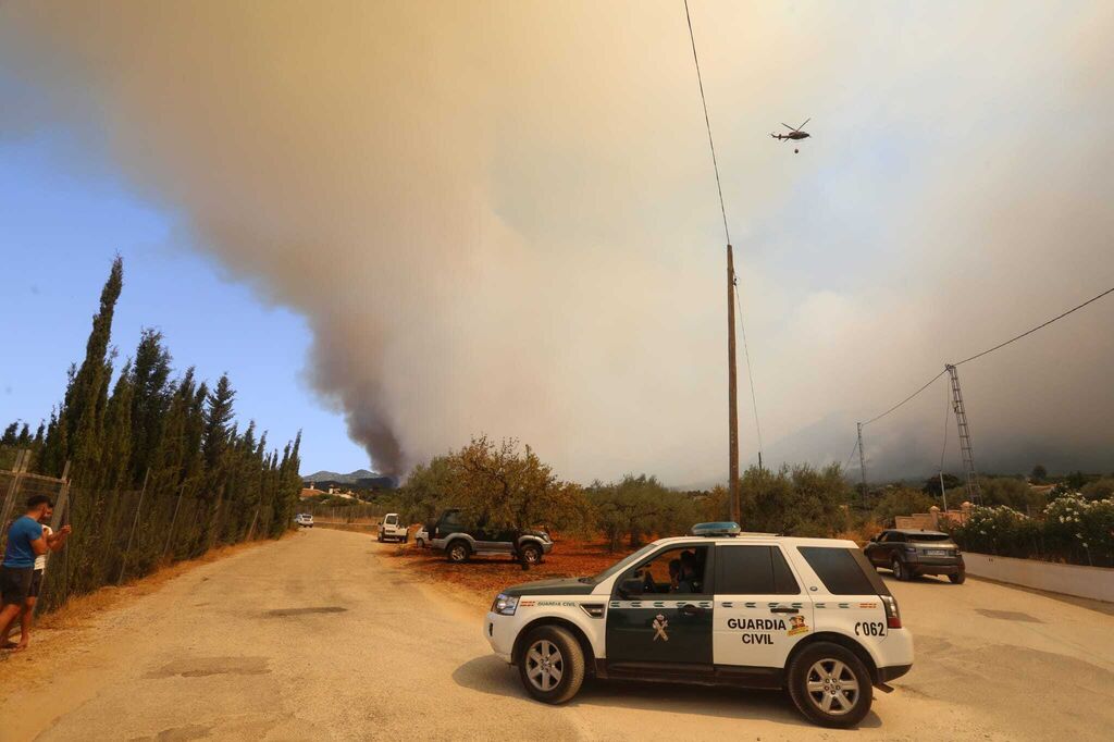Incendio forestal en Mijas, en el paraje El Higuer&oacute;n (fotos)