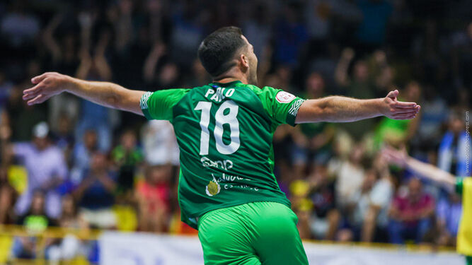 Pablo Ramírez celebra un gol con el UMA Antequera.