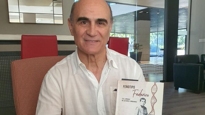 Cristino Alonso Pérez con su libro.