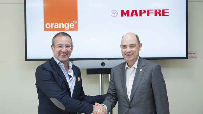 Jean François Fallacher, CEO de Orange España, y José Manuel Inchausti, vicepresidente de Mapfre y CEO de la compañía en Iberia, en la sede de la aseguradora en Majadahonda (Madrid).