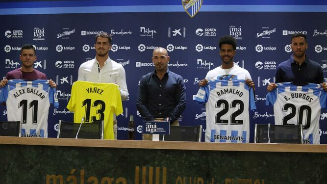 Gallar, Yáñez, Ramalho y Burgos posan con la camiseta del Málaga CF.