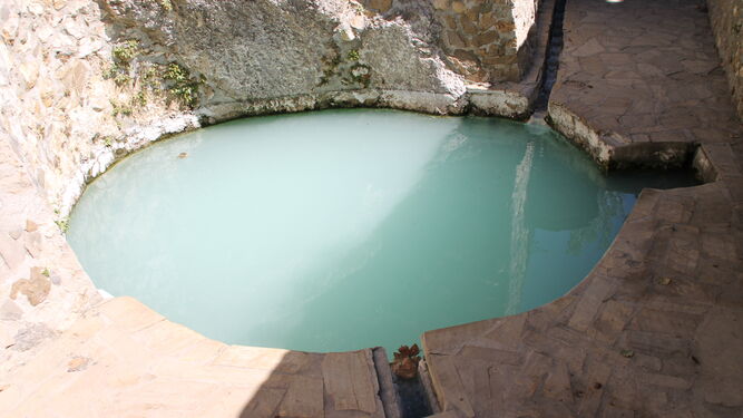 La poza que se conserva de los Baños de Vilo de aguas  termales en la localidad malagueña de Periana.