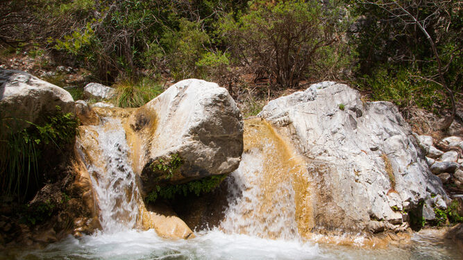 Pequeño salto de agua en el río Higuerón.