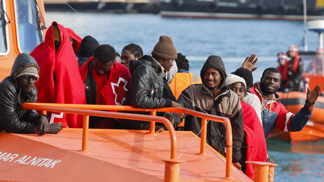 Inmigrantes rescatados por Salvamento Marítimo y traídos al puerto de Málaga, en una imagen de archivo.
