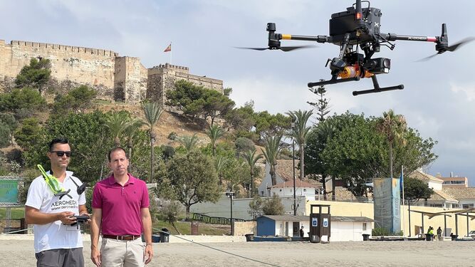 El concejal de playas, Javier Hidalgo, comprobando el funcionamiento de los drones.