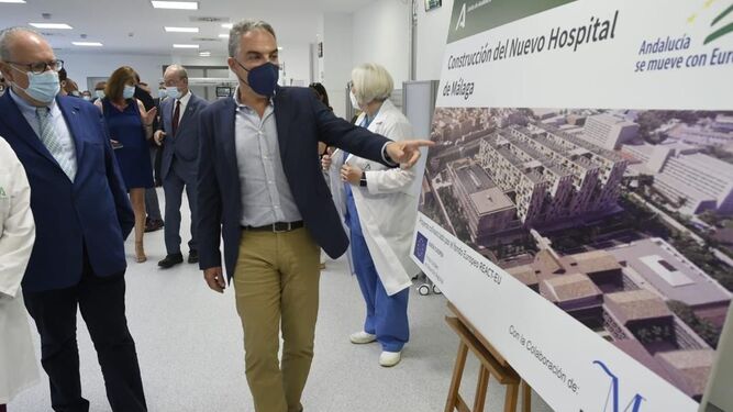 Bendodo, con el gerente del SAS ante el cartel sobre el tercer hospital.