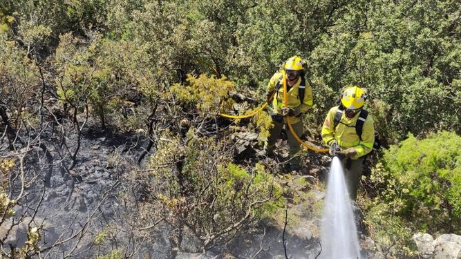 Bomberos en la extinción del incendio en la Sierra de Mijas