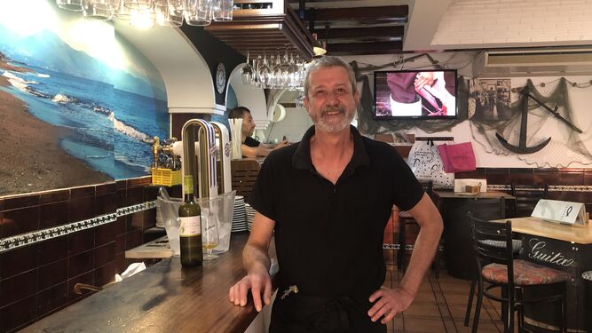 Manuel Avisbal, encargado del restaurante La Bodega, posa en la barra del establecimiento.