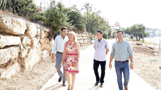La alcaldesa de Marbella visita la construcción del resto del trazado.