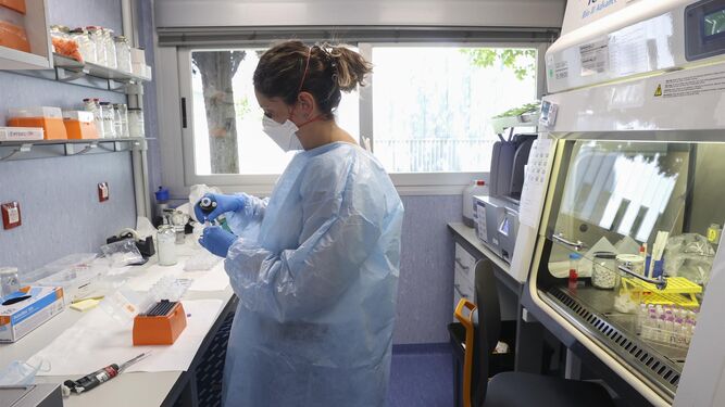 Una mujer toma muestras en el laboratorio