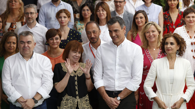Sánchez, flanqueado por Cristina Narbona, presidenta del PSOE, y María Jesús Montero, vicesecretaria general, en la foto de familia tras el Comité Federal.