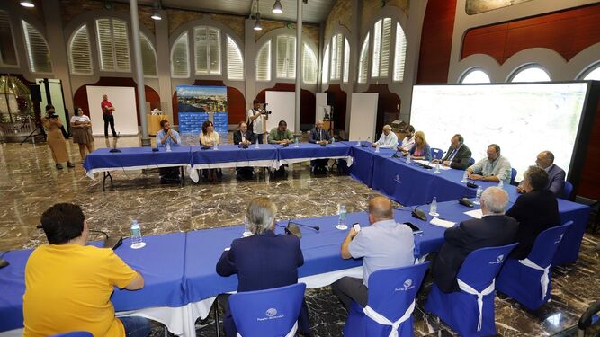 Reunión organizada por Extenda esta mañana en las Cocheras del Puerto de Huelva.