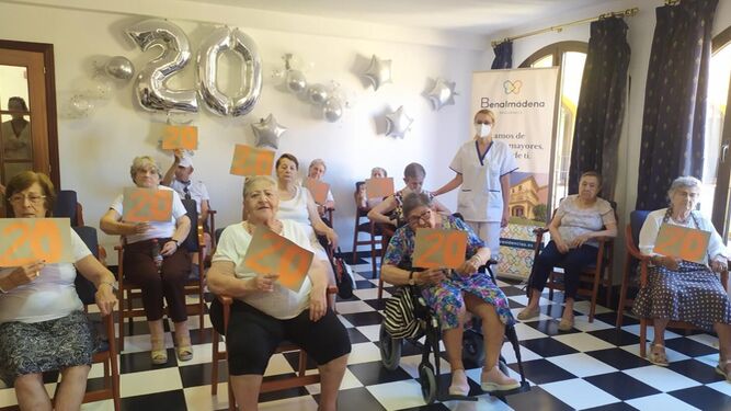 Residentes celebrando los 20 años del centro de Benalmádena